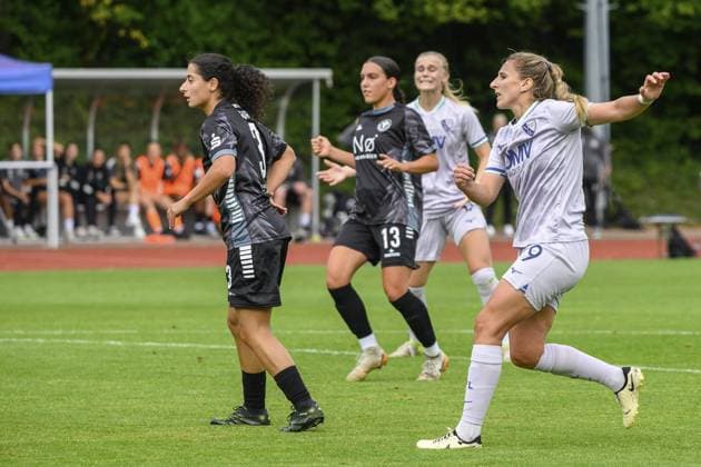 Womens 2 Bundesliga VfL Bochum vs VfR SW Warbeyen 1945 FOR EDITORIAL PURPOSES ONLY p Dörthe Hoppius, right, plays for VfL Bochum women in Bochum on Sunday, 24 08 2025 VfL Bochum vs VfR SW Warbeyen 1945 Germany NRW Bochum in the Womens 2 Bundesliga Copyright RainerxRaffalski Copyright: RainerxRaffalski doc823bd79t7ihjlj6m2yq ,EDITORIAL USE ONLY Copyright: RainerxRaffalski