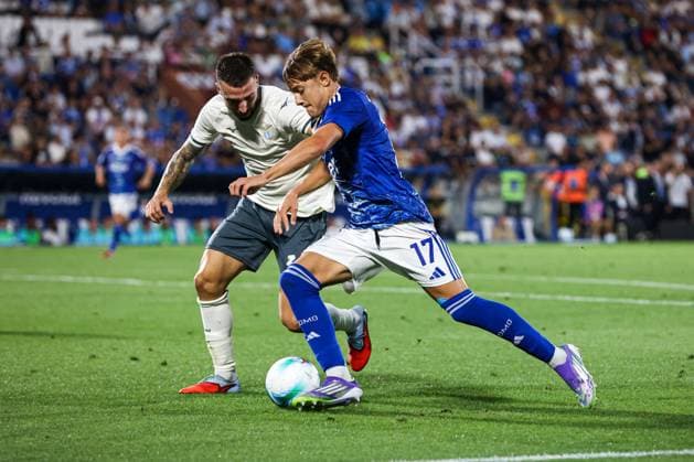 Mario Gila Fuentes (SS Lazio) in action against Jesus Rodriguez (Como 1907) during Como 1907 vs SS Lazio, Italian soccer Serie A match in Como, Italy, August 24 2025  Copyright: xMattiaxMartegani IPAxSportx xipa-agency.netx xx IPA_63157081 IPA_Agency_IPA63157081
