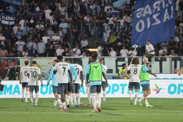 ComoÕs Lazio under his supporter during the Serie A soccer match between Como and Lazio at the G Sinigaglia Stadium in Como north Italy - Sunday, August 24 2025. - Soccer .  Copyright: xAntonioxSaia LaPressex