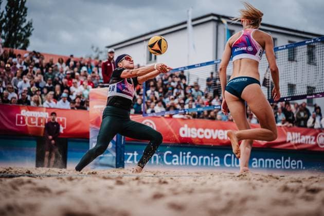 Beach Volleyball Women Allianz German Beach Tour 2025 Tourstop Berlin 24 08 2025 Melanie Gernert plays the ball to Berlin Funkhaus Beach Berlin Germany