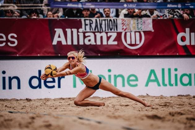 Beach volleyball women Allianz German Beach Tour 2025 Tourstop Berlin 24 08 2025 Nele Barber takes the ball Berlin Funkhaus Beach Berlin Germany