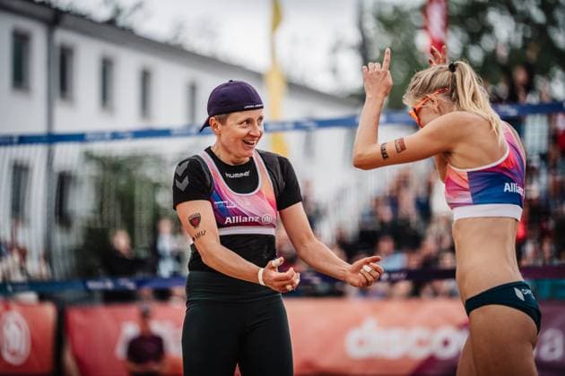 Beach volleyball women Allianz German Beach Tour 2025 Tourstop Berlin 24 08 2025 f l Melanie Gernert and Nele Barber cheer Berlin Funkhaus Beach Berlin Germany