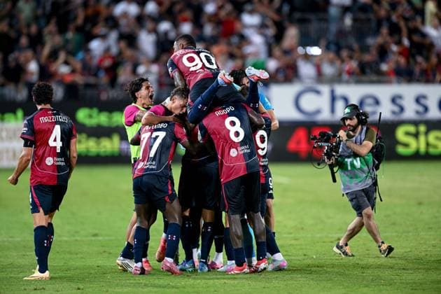 Cagliari s Sebastiano Luperto celebrates after scoring the goal for 1-1 during the Serie A soccer match between Cagliari Calcio and Fiorentina at the Unipol Domus in Cagliari, Sardinia - Sunday, 24 august 2025. - Soccer  Copyright: x Â®xGianlucaxZuddas LaPressex