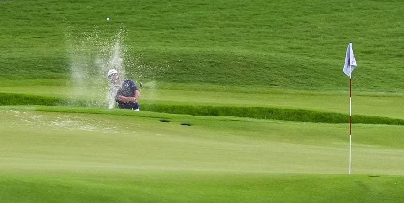August 24, 2025, Atlanta, Georgia, USA: JJ Spaun (USA) hits out of a greenside bunker on the 8th hole during the final round of the 2025 TOUR Championship at East Lake Golf Club. Atlanta USA - ZUMAw109 20250824_fap_w109_004 Copyright: xDebbyxWongx