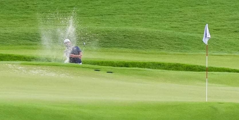August 24, 2025, Atlanta, Georgia, USA: JJ Spaun (USA) hits out of a greenside bunker on the 8th hole during the final round of the 2025 TOUR Championship at East Lake Golf Club. Atlanta USA - ZUMAw109 20250824_fap_w109_011 Copyright: xDebbyxWongx