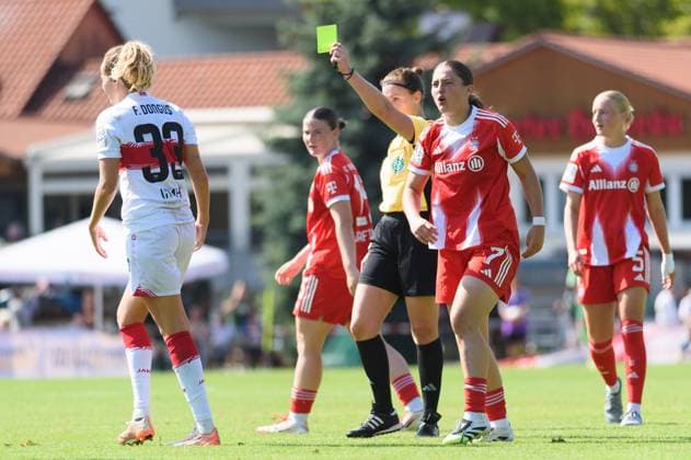 Stuttgart, Germany, August 24th, 2025: Referee Sina Gieringer showing Fabienne Dongus (33 VfB Stuttgart) a yellow card for her foul on on Elira Tarakaj (7 FC Bayern Munich II) during the 2. Frauen-Bundesliga match between VfB Stuttgart and FC Bayern Munich II at PSV Stadion, Stuttgart, Germany. (Sven Beyrich SPP) Copyright: xSvenxBeyrich SPPx spp-en-SvBe-SvBe-20250824-D4S_7924