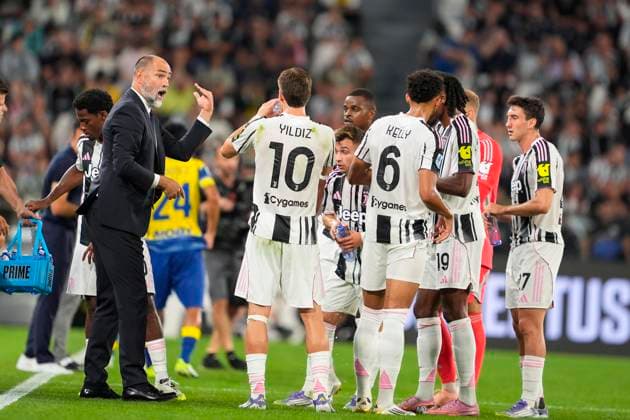 Juventus s Igor Tudor speaks to his players during the Serie A soccer match between Juventus Fc and Parma at the Juventus Stadium in Turin, north west Italy - August 24, 2025. - Soccer  Copyright: xFabioxFerrari LaPressex
