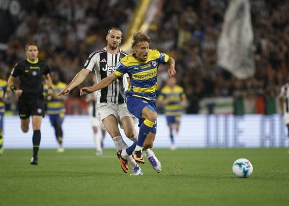 Pontus Almqvist of Parma Calcio 1913 and Federico Gatti of Juventus FC during the Italian Serie A 2025 26 season, football match between Juventus FC and Parma Calcio 1913 on 24 August 2025 at Allianz Stadium in Turin, Italy. Photo Nderim Kaceli  Copyright: xNderimxKaceli IPAxSportx xipa-agency.netx xx IPA_63160977 IPA_Agency_IPA63160977