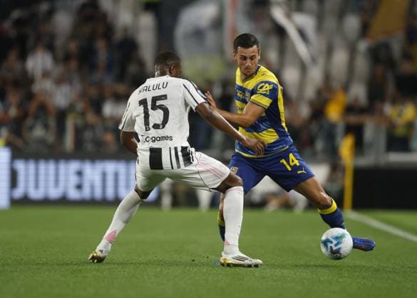Perre Kalulu of Juventus FC and Emanuele Valeri of Parma Calcio 1913 during the Italian Serie A 2025 26 season, football match between Juventus FC and Parma Calcio 1913 on 24 August 2025 at Allianz Stadium in Turin, Italy. Photo Nderim Kaceli  Copyright: xNderimxKaceli IPAxSportx xipa-agency.netx xx IPA_63160997 IPA_Agency_IPA63160997