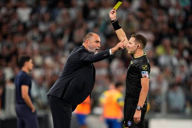 the referee Marcenaro shows the yellow card at Juventus s Igor Tudor during the Serie A soccer match between Juventus Fc and Parma at the Juventus Stadium in Turin, north west Italy - August 24, 2025. - Soccer  Copyright: xFabioxFerrari LaPressex