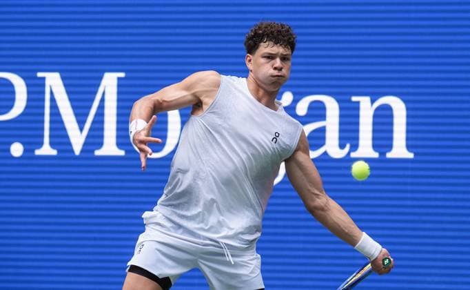 US Open: Men s Singles NEW YORK, UNITED STATES - AUGUST 24: Ben Shelton of the USA in action at the men s singles tennis match against Ignacio Buse (not seen) of Peru on day one of the US Open at the USTA Billie Jean King National Tennis Center on August 24, 2025, in New York City, USA. Selcuk Acar Anadolu New York United States. Editorial use only. Please get in touch for any other usage.  Copyright: x2025xAnadoluxSelcukxAcarx