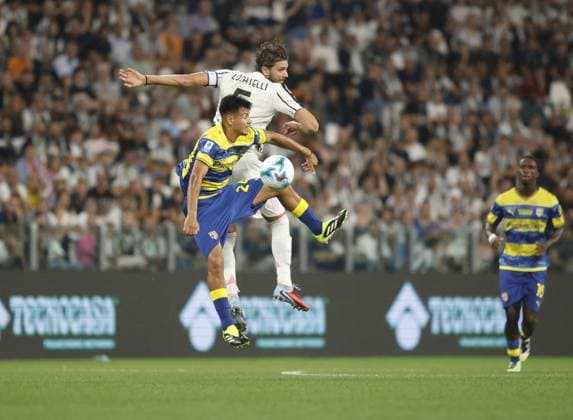 CALCIO - Serie A - Juventus FC vs Parma Calcio Manuel Locatelli of Juventus FC and Christian Ordonez of Parma Calcio 1913 during the Italian Serie A 2025 26 season, football match between Juventus FC and Parma Calcio 1913 on 24 August 2025 at Allianz Stadium in Turin, Italy. Photo Nderim Kaceli Turin Italy  Copyright: xIPAxSport ABACAx