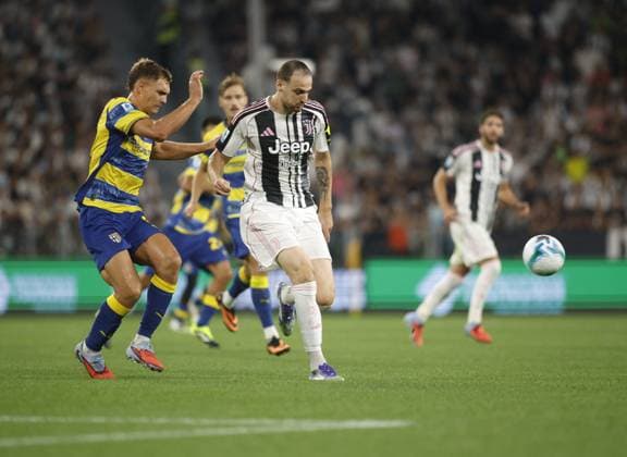 CALCIO - Serie A - Juventus FC vs Parma Calcio Mateo Pellegrino of Parma Calcio 1913 and Federico Gatti of Juventus FC during the Italian Serie A 2025 26 season, football match between Juventus FC and Parma Calcio 1913 on 24 August 2025 at Allianz Stadium in Turin, Italy. Photo Nderim Kaceli Turin Italy  Copyright: xIPAxSport ABACAx