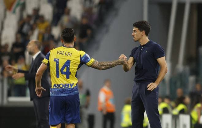 CALCIO - Serie A - Juventus FC vs Parma Calcio Emanuele Valeri of Parma Calcio 1913 and Carlos Cuesta manager of Parma Calcio 1913 during the Italian Serie A 2025 26 season, football match between Juventus FC and Parma Calcio 1913 on 24 August 2025 at Allianz Stadium in Turin, Italy. Photo Nderim Kaceli Turin Italy  Copyright: xIPAxSport ABACAx
