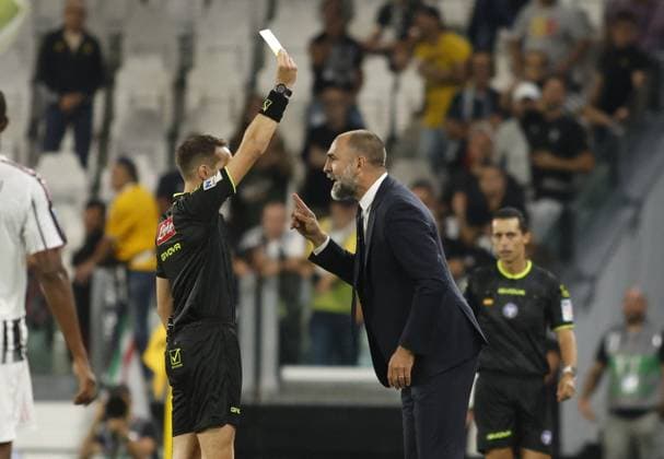 CALCIO - Serie A - Juventus FC vs Parma Calcio Refree showing a yellow card to Igor Tudor manager of Juventus FC during the Italian Serie A 2025 26 season, football match between Juventus FC and Parma Calcio 1913 on 24 August 2025 at Allianz Stadium in Turin, Italy. Photo Nderim Kaceli Turin Italy  Copyright: xIPAxSport ABACAx
