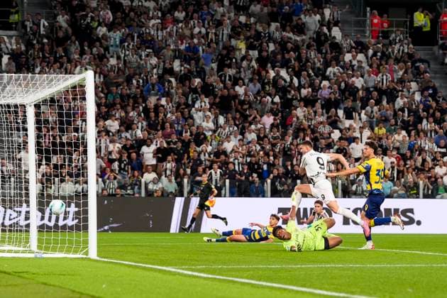 Juventus™s Dusan Vlahovic scoring the 2-0 goal for his team during the Serie A soccer match between Juventus Fc and Parma at the Juventus Stadium in Turin, north west Italy - August 24, 2025. - Soccer  Copyright: xFabioxFerrari LaPressex