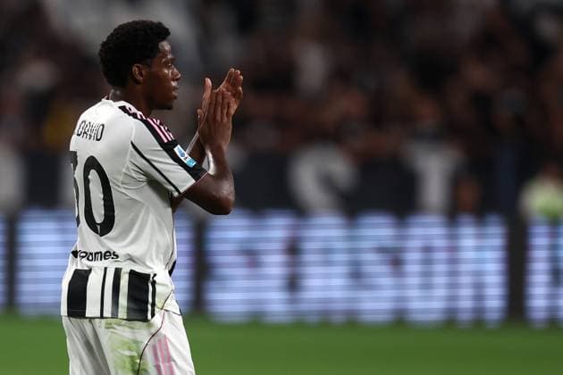 Juventus Fc - Parma Calcio Jonathan David of Juventus Fc greets the fans at the end of the Serie A match beetween Juventus Fc and Parma Calcio at Allianz Stadium on August 24, 2025 in Turin, Italy . Torino Allianz Stadium Italy Copyright: xMarcoxCanonierox