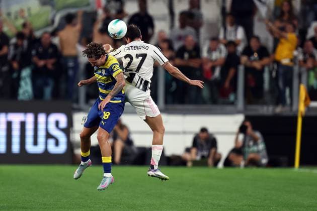 Juventus Fc - Parma Calcio Mathias Lovik of Parma Calcio and Andrea Cambiaso of Juventus Fc battle for the ball during the Serie A match beetween Juventus Fc and Parma Calcio at Allianz Stadium on August 24, 2025 in Turin, Italy . Torino Allianz Stadium Italy Copyright: xMarcoxCanonierox