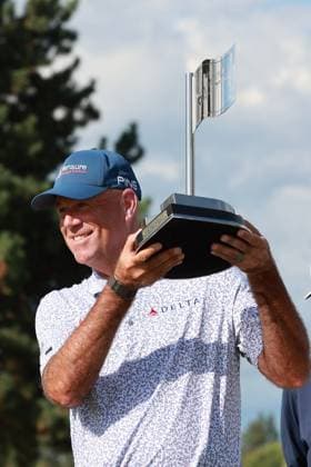 The Ally Challenge GRAND BLANC,MICHIGAN-AUGUST 24: Stewart Cink of the United States holds up the trophy after winning The Ally Challenge presented by McLaren at Warwick Hills Golf & Country Club, Grand Blanc, MI, USA Sunday, August 24, 2025. Grand Blanc Michigan United States  Copyright: xJorgexLemusx originalFilename:lemus-theallyc250824_nppZ9.jpg