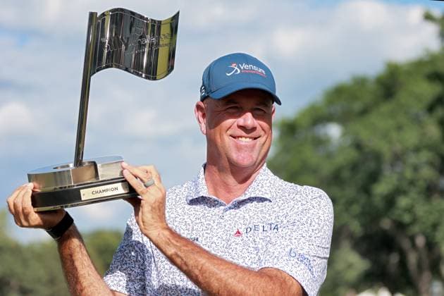 The Ally Challenge GRAND BLANC,MICHIGAN-AUGUST 24: Stewart Cink of Atlanta, Georgia holds the trophy after winning the tournament during a playoff with Ernie Els of South Africa becoming the first back to back winner of The Ally Challenge presented by McLaren at Warwick Hills Golf & Country Club, Grand Blanc, MI, USA Sunday, August 24, 2025. Grand Blanc Michigan United States  Copyright: xAmyxLemusx originalFilename:lemus-theallyc250824_nplCy.jpg