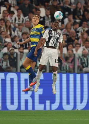 Turin, Italy, 24th August 2025. Mateo Pellegrino of Parma Calcio battles for an aerial ball with Pierre Kalulu of Juventus during the Juventus vs Parma Serie A match at Allianz Stadium, Turin. Picture credit should read: Jonathan Moscrop Sportimage EDITORIAL USE ONLY. No use with unauthorised audio, video, data, fixture lists, club league logos or live services. Online in-match use limited to 120 images, no video emulation. No use in betting, games or single club league player publications. SPI_077_JM_JUVE_PARMA SPI-4077-0077