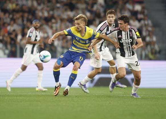 CALCIO - Serie A - Juventus FC vs Parma Calcio Pontus Almqvist of Parma Calcio 1913 and Andrea Cambiaso of Juventus FC during the Italian Serie A 2025 26 season, football match between Juventus FC and Parma Calcio 1913 on 24 August 2025 at Allianz Stadium in Turin, Italy. Photo Nderim Kaceli Turin Italy  Copyright: xIPAxSport ABACAx