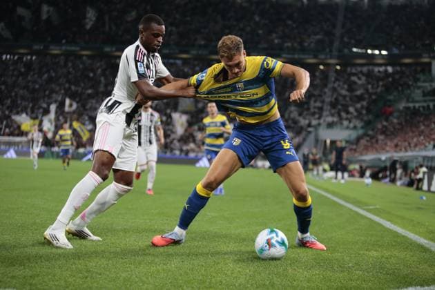 Perre Kalulu of Juventus FC and Mateo Pellegrino of Parma Calcio 1913 fighting for the ball during the Italian Serie A 2025 26 season, football match between Juventus FC and Parma Calcio 1913 on 24 August 2025 at Allianz Stadium in Turin, Italy. Photo Nderim Kaceli  Copyright: xNderimxKaceli IPAxSportx xipa-agency.netx xx IPA_63167034 IPA_Agency_IPA63167034