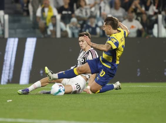 Kenan Yildiz of Juventus FC and Adrian Bernabe of Parma Calcio 1913 fighting for the ball during the Italian Serie A 2025 26 season, football match between Juventus FC and Parma Calcio 1913 on 24 August 2025 at Allianz Stadium in Turin, Italy. Photo Nderim Kaceli  Copyright: xNderimxKaceli IPAxSportx xipa-agency.netx xx IPA_63167090 IPA_Agency_IPA63167090
