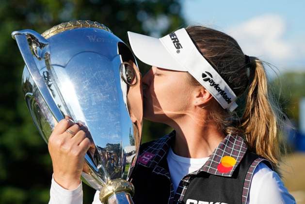 August 24, 2025, Mississauga, On, CANADA: Brooke Henderson of Canada kisses the CPKC Championship Trophy after winning the Canadian Women s Open at Mississauga Golf and Country Club in Mississauga, Ont. on Sunday, August 24, 2025. Canada News - August 24, 2025  - ZUMAc35_ 20250824_zaf_c35_204 Copyright: xFrankxGunnx