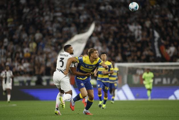 CALCIO - Serie A - Juventus FC vs Parma Calcio Gelson Bremer of Juventus FC and Mateo Pellegrino of Parma Calcio 1913 fighting for the ball during the Italian Serie A 2025 26 season, football match between Juventus FC and Parma Calcio 1913 on 24 August 2025 at Allianz Stadium in Turin, Italy. Photo Nderim Kaceli Turin Italy  Copyright: xIPAxSport ABACAx