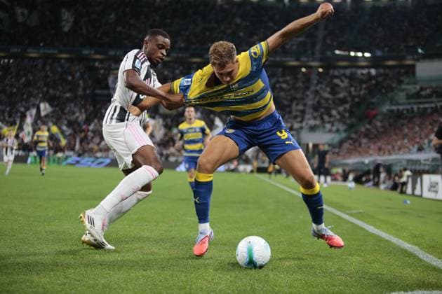 CALCIO - Serie A - Juventus FC vs Parma Calcio Perre Kalulu of Juventus FC and Mateo Pellegrino of Parma Calcio 1913 fighting for the ball during the Italian Serie A 2025 26 season, football match between Juventus FC and Parma Calcio 1913 on 24 August 2025 at Allianz Stadium in Turin, Italy. Photo Nderim Kaceli Turin Italy  Copyright: xIPAxSport ABACAx