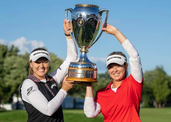 August 24, 2025, Mississauga, On, CANADA: Brooke Henderson (left) of Canada and her caddie sister Brittany Henderson hoist the trophy after winning the Canadian Women s Open at Mississauga Golf and Country Club in Mississauga, Ont. on Sunday August 24, 2025. Canada News - August 24, 2025  - ZUMAc35_ 20250824_zaf_c35_211 Copyright: xFrankxGunnx