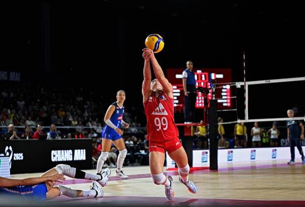 (250825) -- CHIANG MAI, Aug. 25, 2025 -- Juliette Gelin (front) of France tries to save the ball during the Preliminary Phase Pool C match between Brazil and France at the Volleyball Women s World Championship, WM, Weltmeisterschaft in Chiang Mai, Thailand, Aug. 24, 2025. ) (SP)THAILAND-CHIANG MAI-VOLLEYBALL-WOMEN S WORLD CHAMPIONSHIP-BRAZIL VS FRANCE HouxZhaokang 