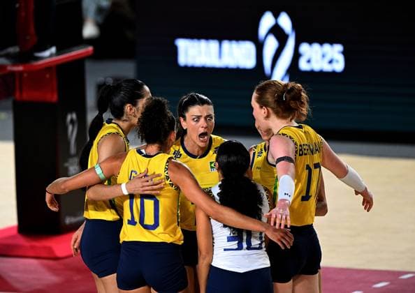 (250825) -- CHIANG MAI, Aug. 25, 2025 -- Players of Brazil celebrate scoring during the Preliminary Phase Pool C match between Brazil and France at the Volleyball Women s World Championship, WM, Weltmeisterschaft in Chiang Mai, Thailand, Aug. 24, 2025. ) (SP)THAILAND-CHIANG MAI-VOLLEYBALL-WOMEN S WORLD CHAMPIONSHIP-BRAZIL VS FRANCE HouxZhaokang 