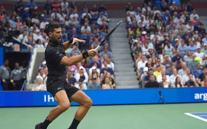 2025 US Open Men s Singles NEW YORK, UNITED STATES - AUGUST 24: Novak Djokovic of Serbia in action against Learner Tien of the USA during their Men s Singles First Round match on day one of the US Open 2025 at the USTA Billie Jean King National Tennis Center on August 24, 2025, in New York City, USA Selcuk Acar Anadolu New York United States. Editorial use only. Please get in touch for any other usage.  Copyright: x2025xAnadoluxSelcukxAcarx