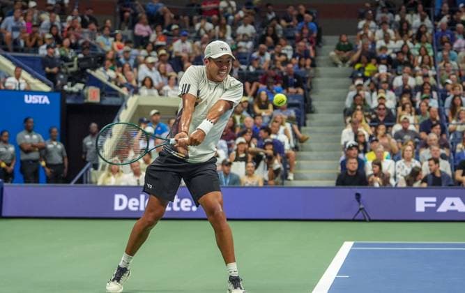 2025 US Open Men s Singles NEW YORK, UNITED STATES - AUGUST 24: Learner Tien of the USA in action against Novak Djokovic of Serbia in action against during their Men s Singles First Round match on day one of the US Open 2025 at the USTA Billie Jean King National Tennis Center on August 24, 2025, in New York City, USA Selcuk Acar Anadolu New York United States. Editorial use only. Please get in touch for any other usage.  Copyright: x2025xAnadoluxSelcukxAcarx
