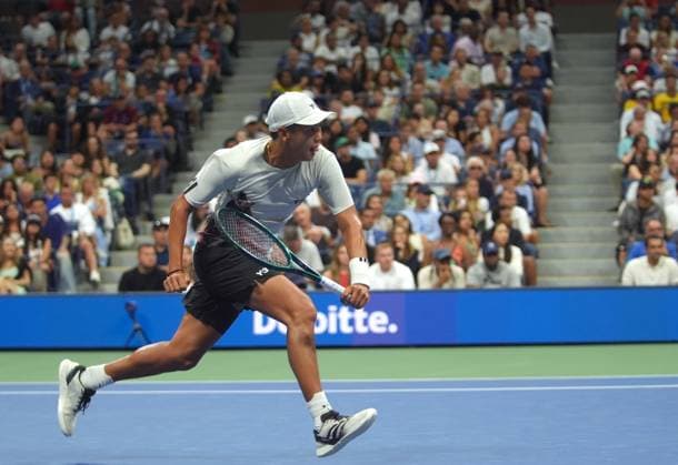 2025 US Open Men s Singles NEW YORK, UNITED STATES - AUGUST 24: Learner Tien of the USA in action against Novak Djokovic of Serbia in action against during their Men s Singles First Round match on day one of the US Open 2025 at the USTA Billie Jean King National Tennis Center on August 24, 2025, in New York City, USA Selcuk Acar Anadolu New York United States. Editorial use only. Please get in touch for any other usage.  Copyright: x2025xAnadoluxSelcukxAcarx