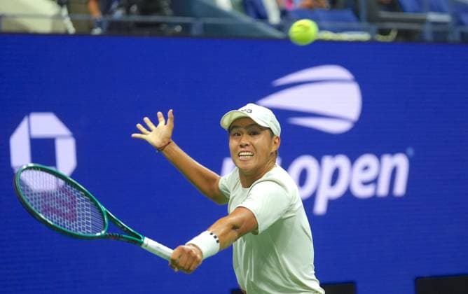 2025 US Open Men s Singles NEW YORK, UNITED STATES - AUGUST 24: Learner Tien of the USA in action against Novak Djokovic of Serbia in action against during their Men s Singles First Round match on day one of the US Open 2025 at the USTA Billie Jean King National Tennis Center on August 24, 2025, in New York City, USA Selcuk Acar Anadolu New York United States. Editorial use only. Please get in touch for any other usage.  Copyright: x2025xAnadoluxSelcukxAcarx