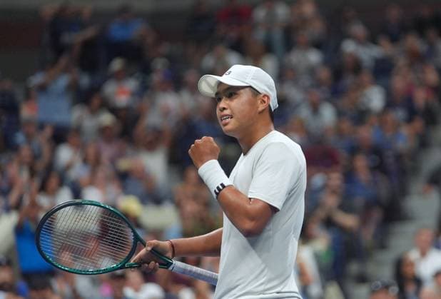 2025 US Open Men s Singles NEW YORK, UNITED STATES - AUGUST 24: Learner Tien of the USA in action against Novak Djokovic of Serbia in action against during their Men s Singles First Round match on day one of the US Open 2025 at the USTA Billie Jean King National Tennis Center on August 24, 2025, in New York City, USA Selcuk Acar Anadolu New York United States. Editorial use only. Please get in touch for any other usage.  Copyright: x2025xAnadoluxSelcukxAcarx