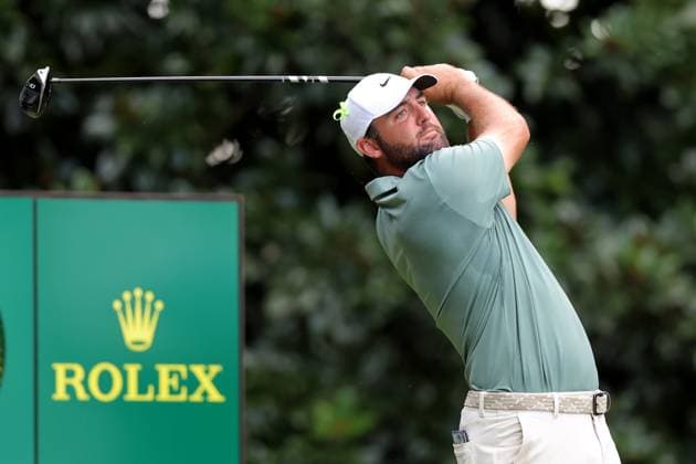 ATLANTA, GA - AUGUST 24: Scottie Scheffler of the United States hits his tee shot on hole 17 during the final round of the PGA, Golf Herren Tour Championship on August 24, 2025 at East Lake Golf Club in Atlanta, GA. (Photo by Jeff Robinson Icon Sportswire) GOLF: AUG 24 PGA FedEx Cup Playoffs - Tour Championship EDITORIAL USE ONLY Icon25082469305