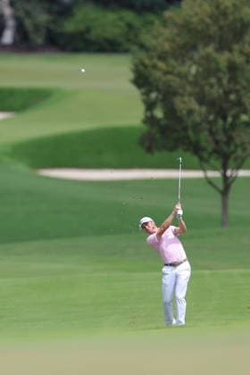 ATLANTA, GA - AUGUST 24: Justin Thomas of the United States hits a fairway shot on the 12th fairway during the final round of the PGA, Golf Herren Tour Championship on August 24, 2025 at East Lake Golf Club in Atlanta, GA. (Photo by Jeff Robinson Icon Sportswire) GOLF: AUG 24 PGA FedEx Cup Playoffs - Tour Championship EDITORIAL USE ONLY Icon25082465337