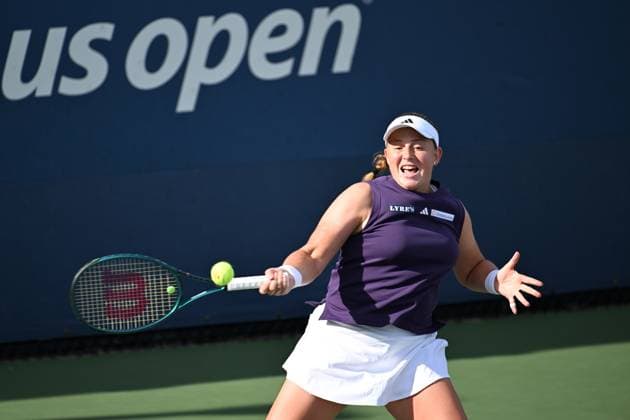 (250825) -- NEW YORK, Aug. 25, 2025 -- Jelena Ostapenko of Latvia returns a shot during the women s singles first round match against Wang Xiyu of China at the 2025 US Open tennis championships in New York, the United States, on Aug. 24, 2025. ) (SP)U.S.-NEW YORK-TENNIS-US OPEN-WOMEN S SINGLES LixRui 