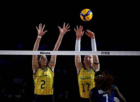 (250825) -- CHIANG MAI, Aug. 25, 2025 -- Diana Duarte Alecrim (L) and Julia Isabelle Bergmann (C) of Brazil block during the Preliminary Phase Pool C match between Brazil and France at the Volleyball Women s World Championship, WM, Weltmeisterschaft in Chiang Mai, Thailand, Aug. 24, 2025. ) (SP)THAILAND-CHIANG MAI-VOLLEYBALL-WOMEN S WORLD CHAMPIONSHIP-BRAZIL VS FRANCE HouxZhaokang 