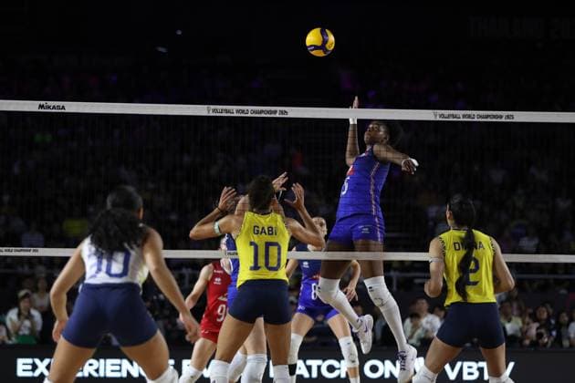 (250825) -- CHIANG MAI, Aug. 25, 2025 -- Amandha Sylves (top) of France smashes the ball during the Preliminary Phase Pool C match between Brazil and France at the Volleyball Women s World Championship, WM, Weltmeisterschaft in Chiang Mai, Thailand, Aug. 24, 2025. ) (SP)THAILAND-CHIANG MAI-VOLLEYBALL-WOMEN S WORLD CHAMPIONSHIP-BRAZIL VS FRANCE SunxWeitong 