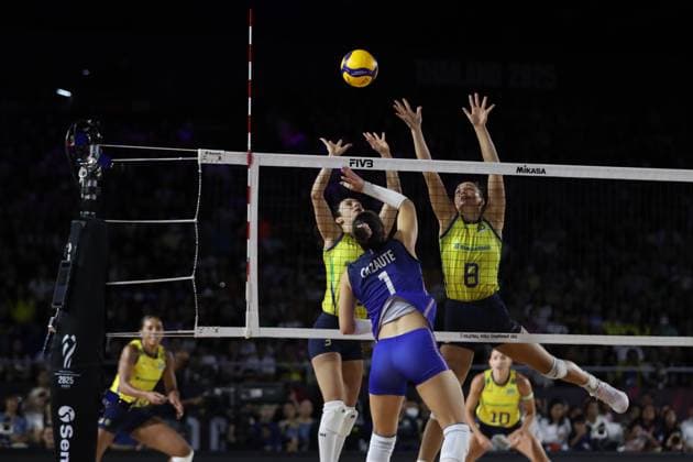 (250825) -- CHIANG MAI, Aug. 25, 2025 -- Julia Gambatto Kudiess (top R) and Macris Fernanda Silva Carneiro (top L) of Brazil blocks during the Preliminary Phase Pool C match between Brazil and France at the Volleyball Women s World Championship, WM, Weltmeisterschaft in Chiang Mai, Thailand, Aug. 24, 2025. ) (SP)THAILAND-CHIANG MAI-VOLLEYBALL-WOMEN S WORLD CHAMPIONSHIP-BRAZIL VS FRANCE SunxWeitong 