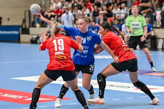 from left Lea Gruber SV Union Halle Neustadt, 19 , Lara Tauchmann HC Leipzig, 28 , Engelina Alida Corona Molenaar SV Union Halle Neustadt, 07 SV Union Halle Neustadt vs HC Leipzig, Handball, DHB Pokal, Women, 1 round, season 2025 2026, 24 08 2025, SV Union Halle Neustadt vs HC Leipzig, Handball, DHB Pokal, Women, 1 round, season 2025 2026, 24 08 2025 Halle Saale Copyright: xEibner-Pressefoto RalphxKunzex EP_RKE