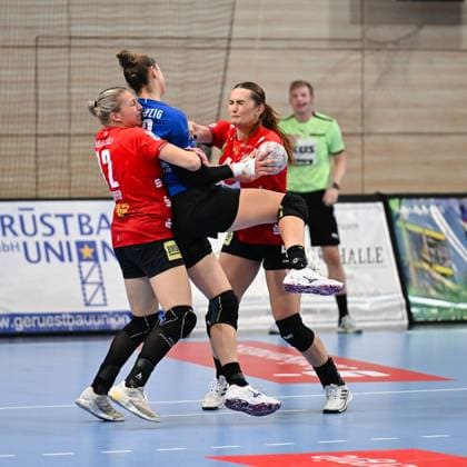 from left Ilona Kieffer SV Union Halle Neustadt, 72 , Marlene Tucholke HC Leipzig, 23 , Tena Petika SV Union Halle Neustadt, 40 SV Union Halle Neustadt vs HC Leipzig, Handball, DHB Cup, Women, 1 Round, Season 2025 2026, 24 08 2025, SV Union Halle Neustadt vs HC Leipzig, Handball, DHB Cup, Women, 1 Round, Season 2025 2026, 24 08 2025 Halle Saale Copyright: xEibner-Pressefoto RalphxKunzex EP_RKE