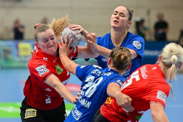 duel, Cara Reuthal SV Union Halle Neustadt, 26 , Lara Tauchmann HC Leipzig, 28 , back Marlene Tucholke HC Leipzig, 23 , right Lilli Roepcke SV Union Halle Neustadt, 25 SV Union Halle Neustadt vs HC Leipzig, handball, DHB Cup, women, 1 round, season 2025 2026, 24 08 2025, SV Union Halle Neustadt vs HC Leipzig, handball, DHB Cup, women, 1 round, season 2025 2026, 24 08 2025 Halle Saale Copyright: xEibner-Pressefoto RalphxKunzex EP_RKE