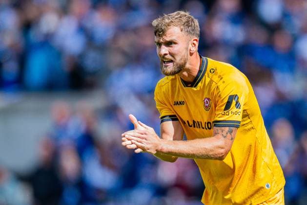 24.08.2025 - Fußball, 2025 2026, 2. Bundesliga, 3. Spieltag, DSC Arminia Bielefeld - SG Dynamo Dresden: Lars Bünning (Dresden) nach dem Tor zum 1:1 von Joel Grodowski (Bielefeld) DFL REGULATIONS PROHIBIT ANY USE OF PHOTOGRAPHS AS IMAGE SEQUENCES AND OR QUASI-VIDEO. *** 24 08 2025 Soccer, 2025 2026, 2 Bundesliga, Matchday 3, DSC Arminia Bielefeld SG Dynamo Dresden Lars Bünning Dresden after Joel Grodowski Bielefelds goal for 1 1 DFL REGULATIONS PROHIBIT ANY USE OF PHOTOGRAPHS AS IMAGE SEQUENCES AND OR QUASI VIDEO