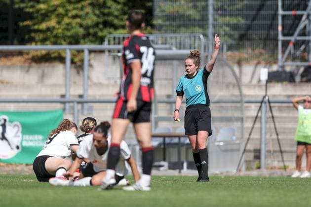 24 08 2025, xjcx, Women, Football, Season 2025 2026, 2 Women Bundesliga, 1 Matchday Eintracht Frankfurt II Borussia Moenchengladbach Referee Katharina Linke SVG Göttingen gestures, arms, hands, gives instructions Frankfurt am Main Stadion am Brentanobad Hessen Germany